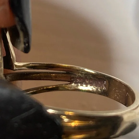 Vintage gorgeous natural Organic jade set in 10k gold.
Size 7 - Picture 5 of 8